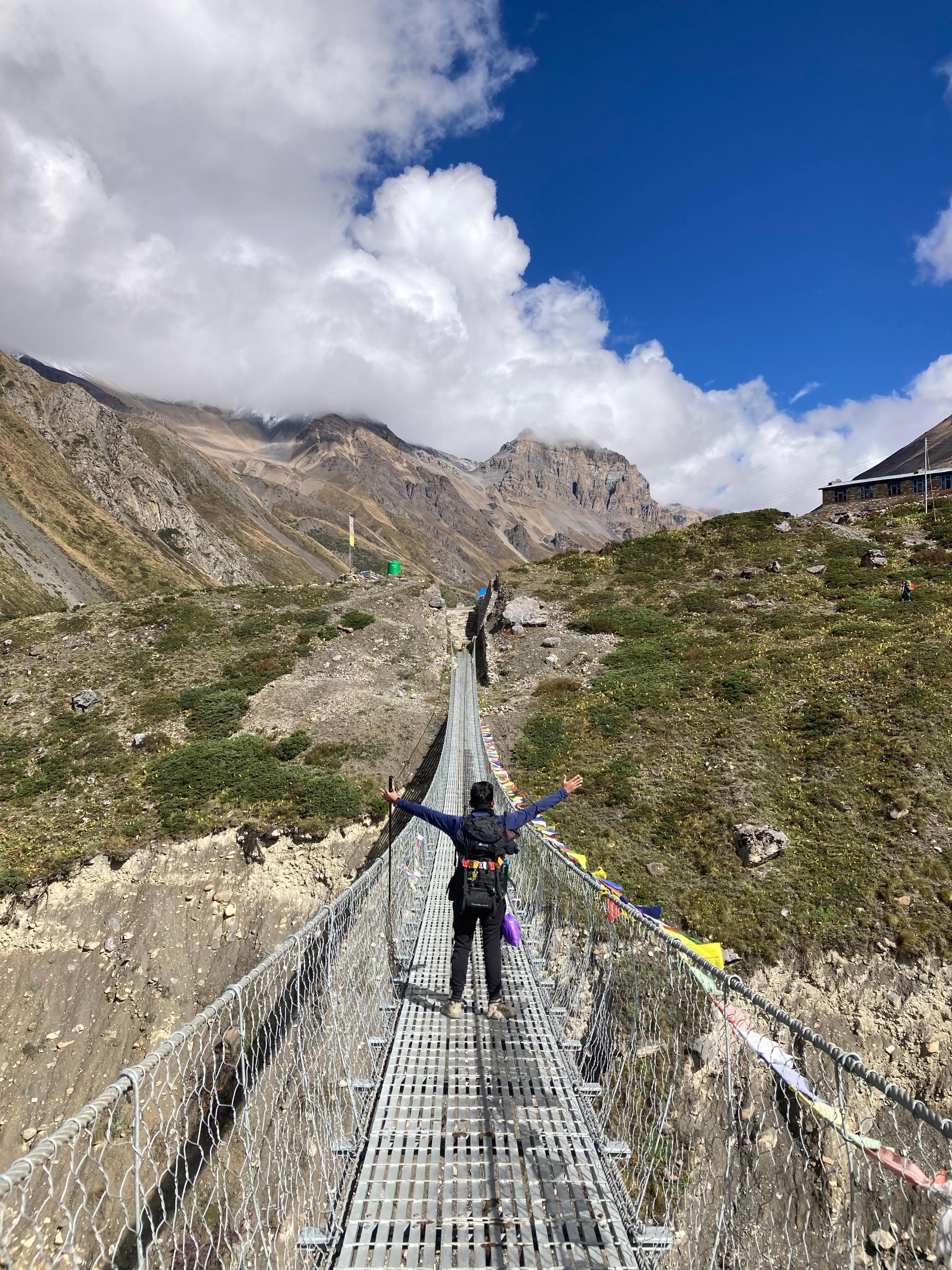 Long suspension bridge descent